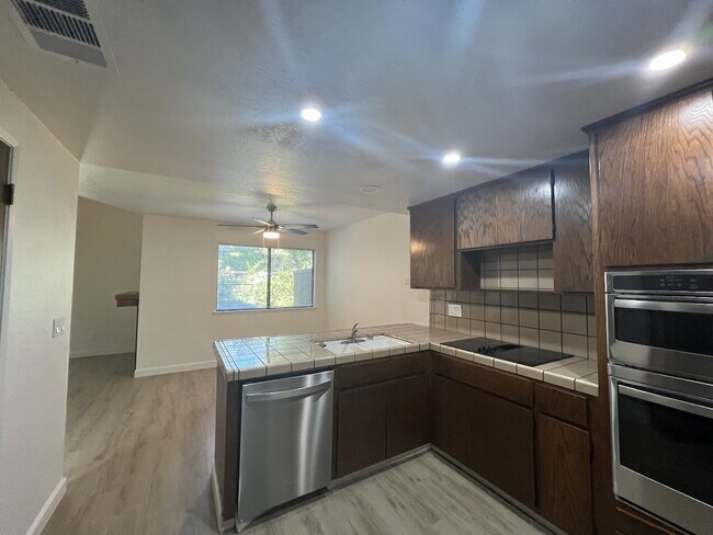 Building Photo - Beautiful Condo in Villa Del Sol – 2 Beds,...