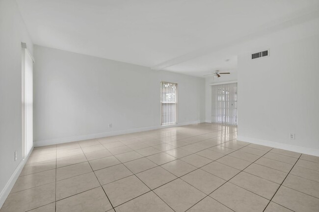 Building Photo - Beautiful Renovated 3/1