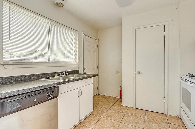 Building Photo - 13159 High Star Dr