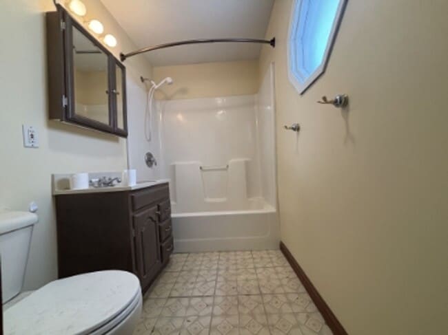 Building Photo - 2 bed/1 bath townhome 15025