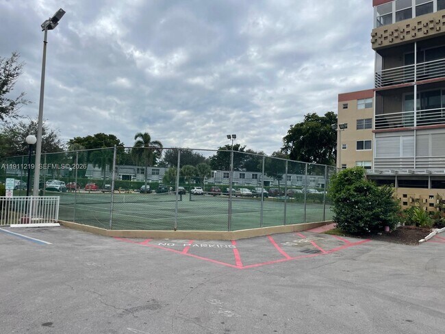 Building Photo - 404 NW 68th Ave