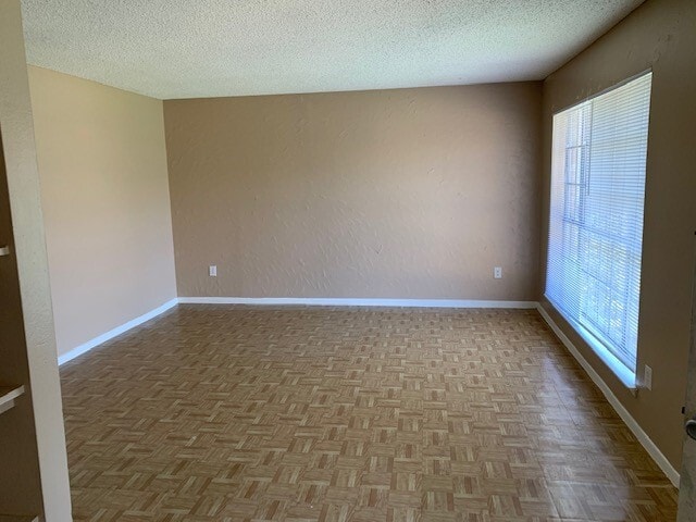 Building Photo - Loggins Court Apartments