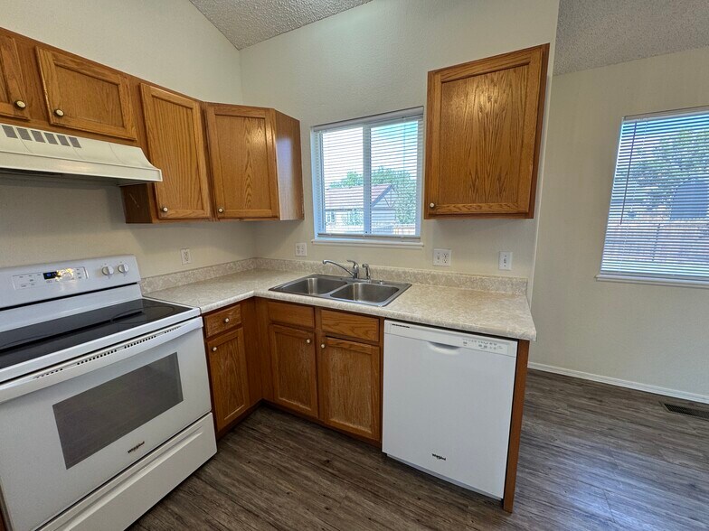 Building Photo - 879 Barn Owl Dr