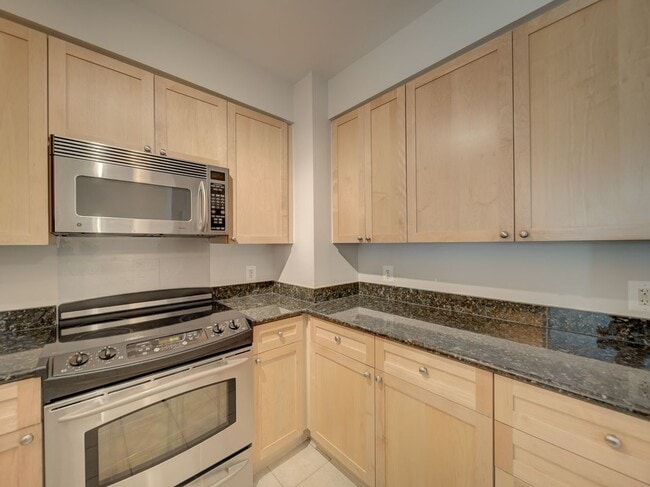Building Photo - 3101 N Hampton Dr