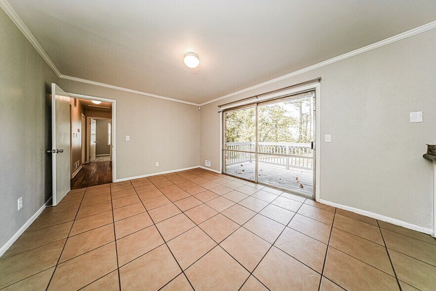 Building Photo - 2107 Hilton Dr