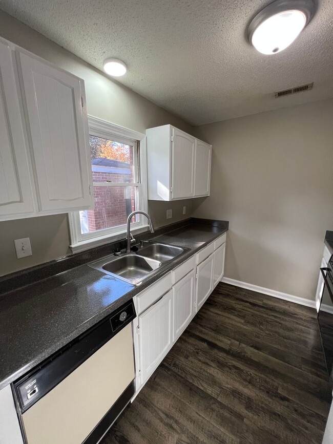 Building Photo - Upgraded 2 Bedroom Duplex (Monroe/Historic District)