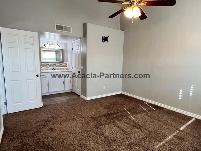 Building Photo - Remodeled Townhome