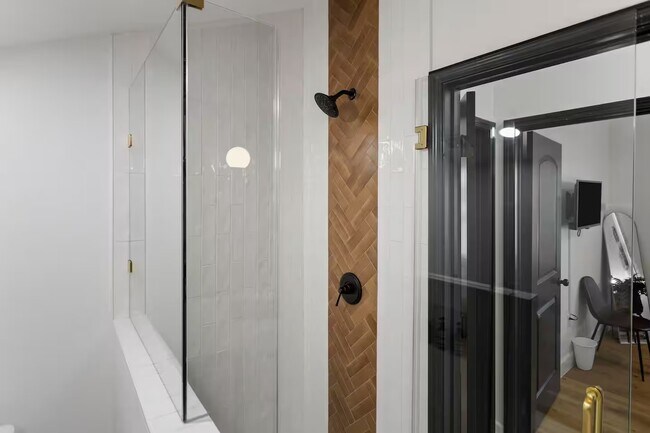 Building Photo - 502 Dark St