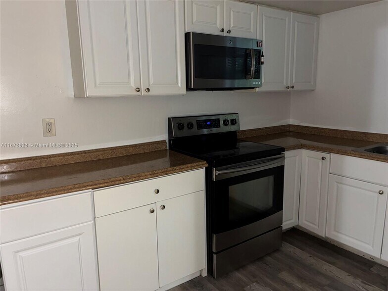 Building Photo - 1358 W 69th St