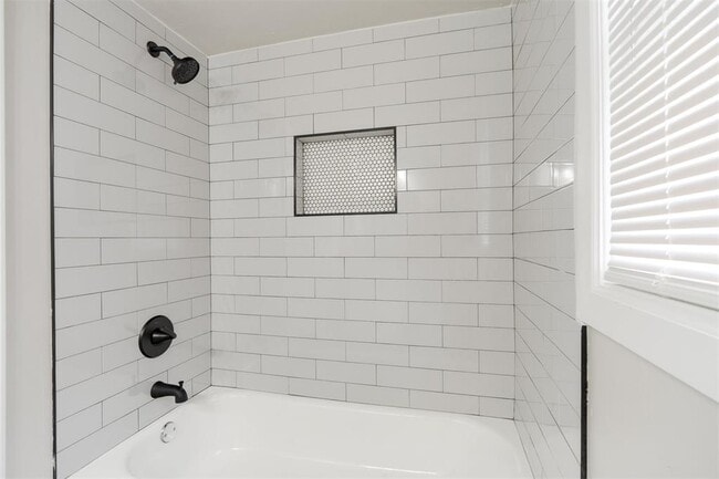Building Photo - 1109-1102 SW 26th St