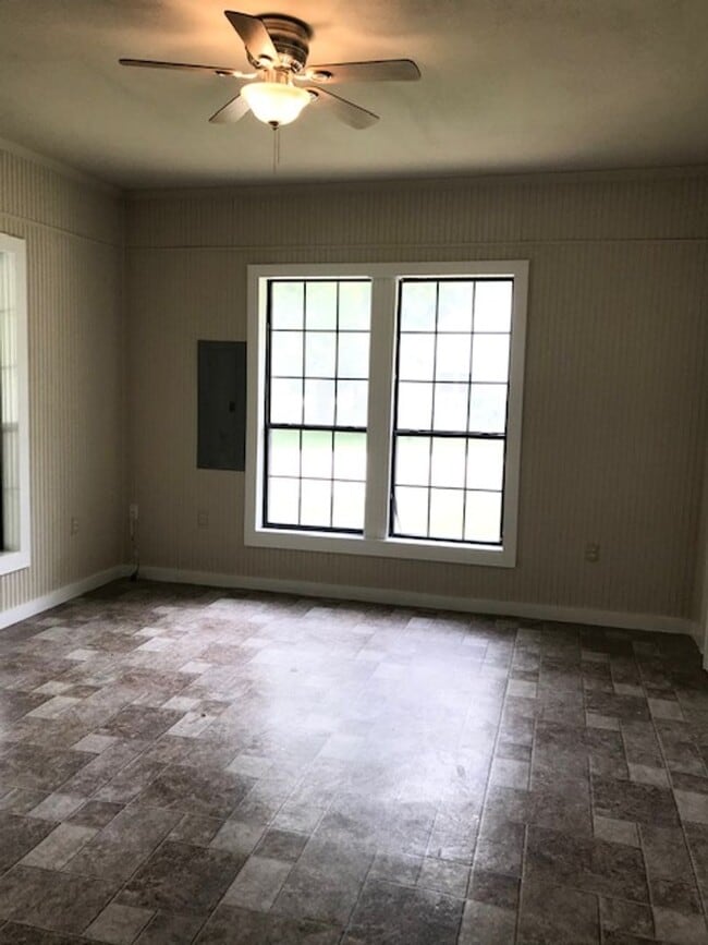 Building Photo - 1004 Ave F