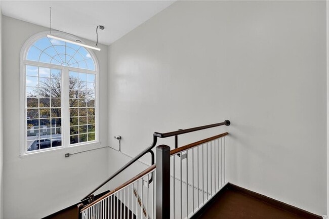 Building Photo - 1624 Lonsdale Ave