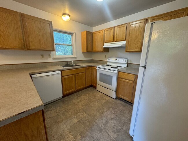 Building Photo - 2.5 Miles (6 minutes or less) to Oregon Tech and Sky Lakes Medical Center!  Perfect setup for Roo...