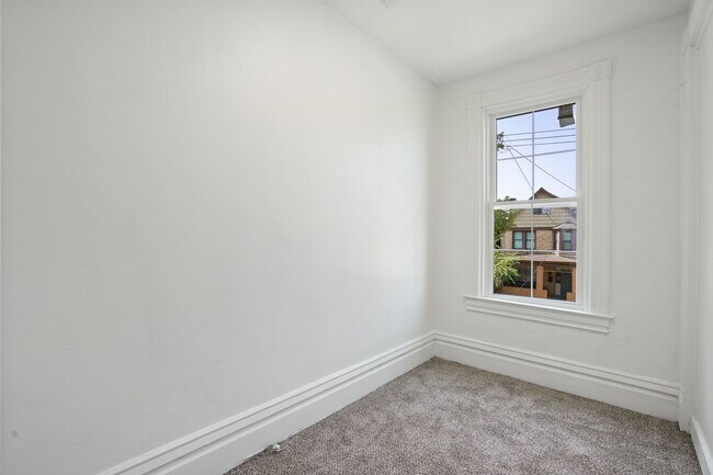 Building Photo - Newly Renovated 4 Bed, 2 Bath Home - Off-S...