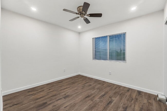 Building Photo - Up to $1400 off 1st month!! Vista - 3 bed/...