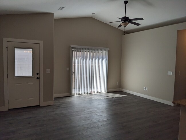 Building Photo - 910 W Onewood Pl