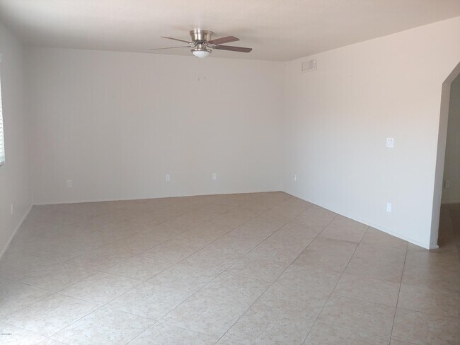 Building Photo - 568 W Caroline Ln