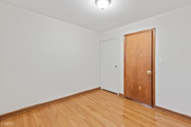 Building Photo - 3 bedroom in Chicago IL 60660