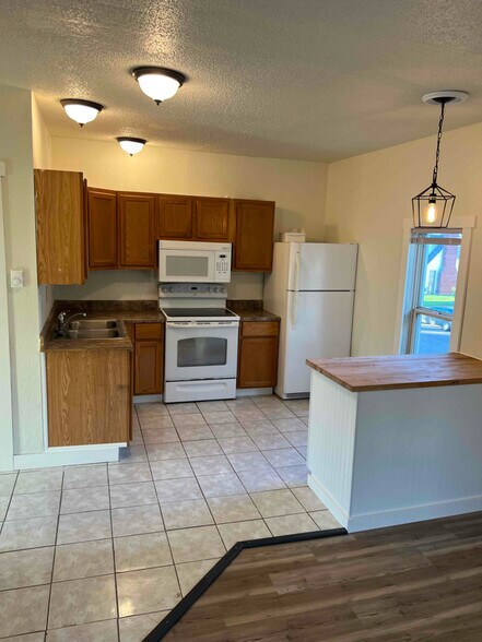 Building Photo - 120 E Saratoga St