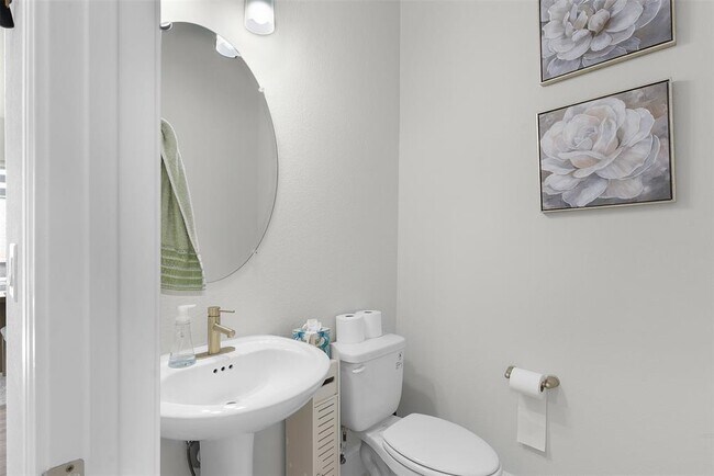 Building Photo - 3203 Scenic Valley Dr