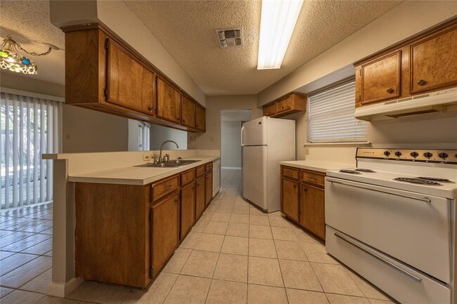 Building Photo - 11 Deerfield Dr