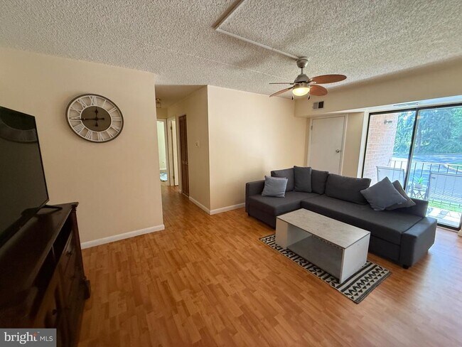 Building Photo - 3011 Valley Dr