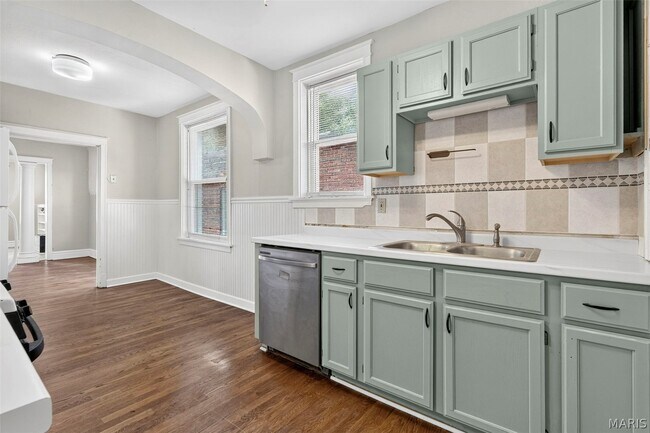 Building Photo - 5249 Sutherland Ave