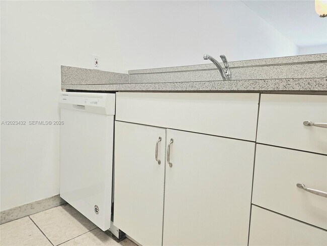 Building Photo - 1225 NE 124th St