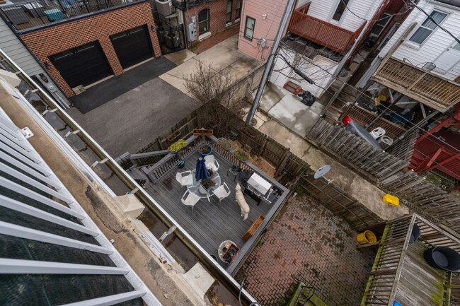 Building Photo - 1009 S Decker Ave