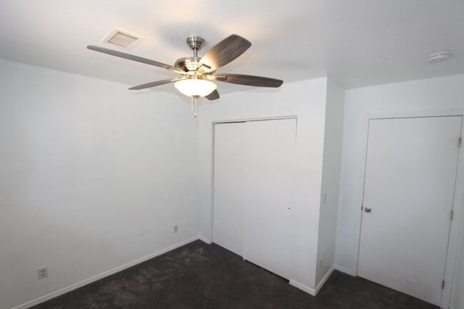 Building Photo - Spacious East Side 4BR Townhome with Fenced Yard