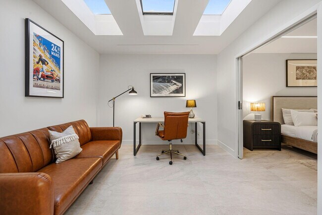 Building Photo - 179 Gran Via