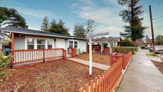 Primary Photo - Beautiful 2 Bedroom 1.5 Bathroom Home! Sho...
