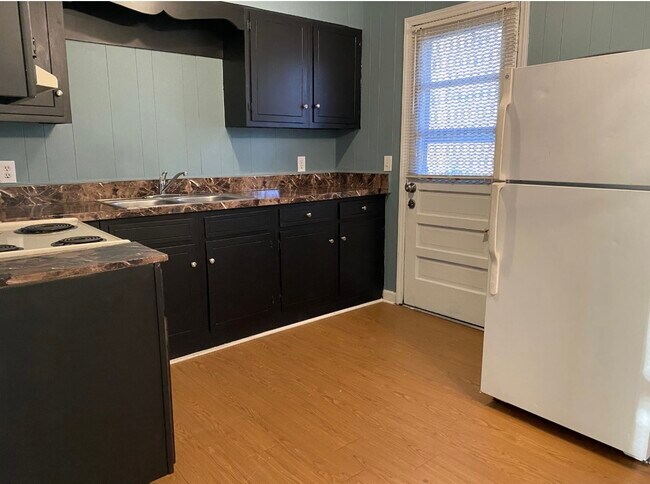 Building Photo - 100 Robbins Ave