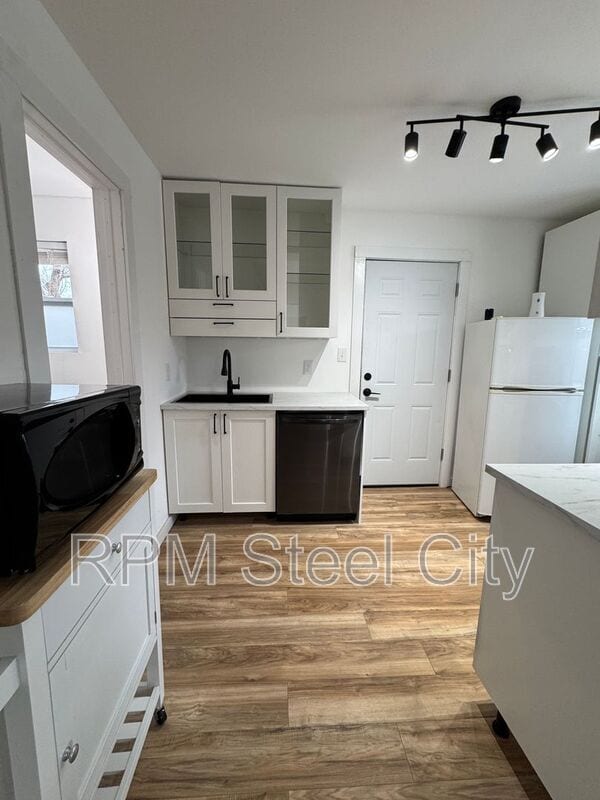 Building Photo - 512-512 1/2 W 10th St