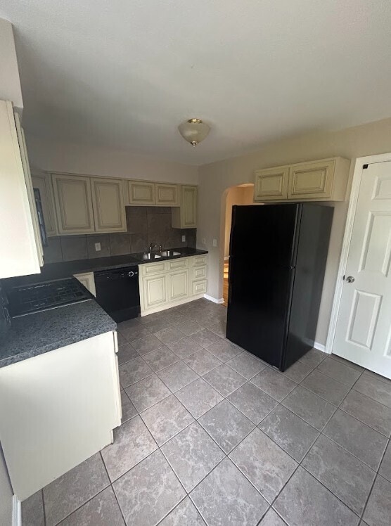 Building Photo - 2245 Pinewood Dr