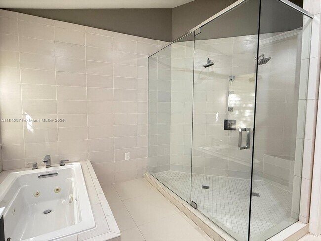 Building Photo - 807 Heritage Dr