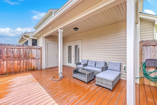 Building Photo - Spacious End-Unit Townhome with Modern Com...