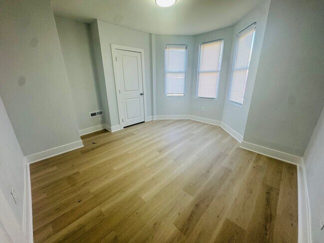 Building Photo - Renovated 4bd/1bth House with Rear yard!! ...