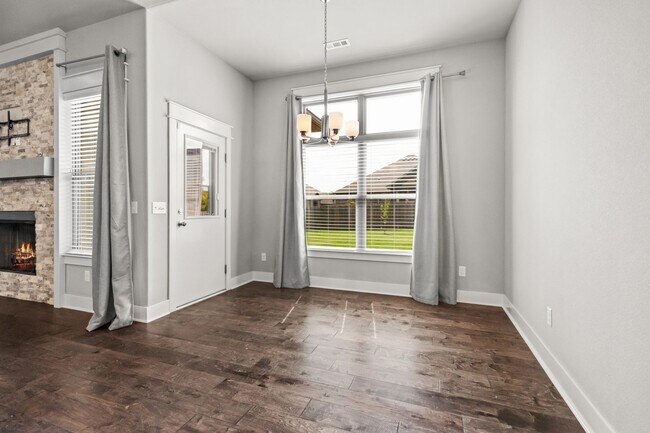 Building Photo - Come home to this stunning 4 bed/2 bath split floorplan home in Centerton!