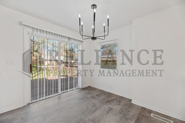 Building Photo - 900 N Brownthrush Ln