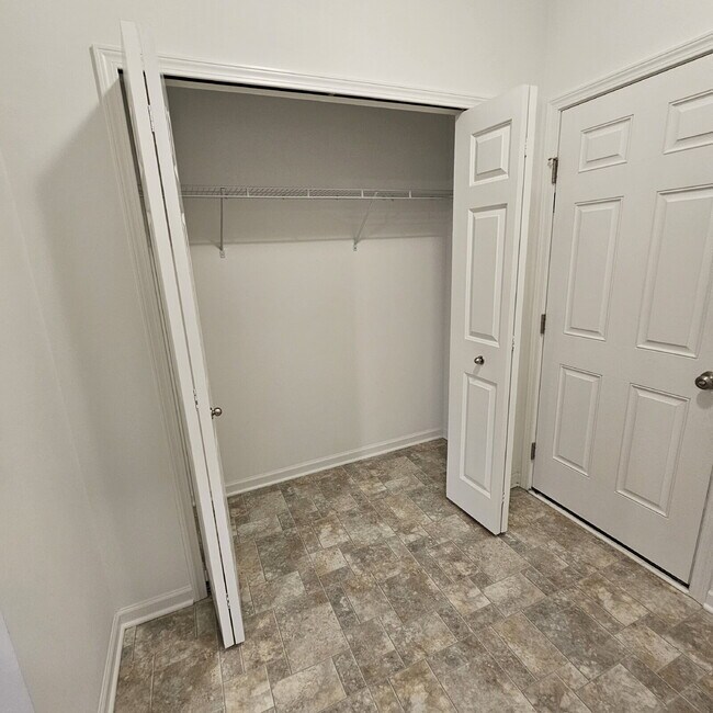 Building Photo - 4 bedroom, 3 full bathrooms, 2 car garage ...