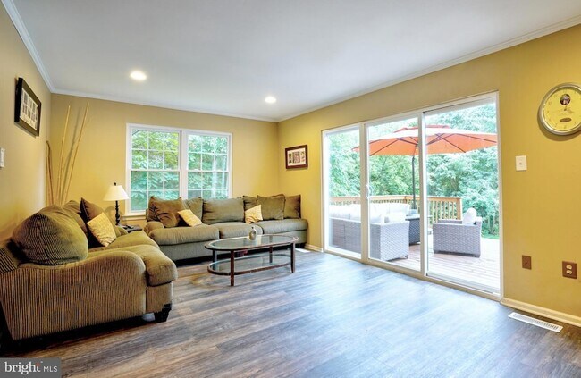 Building Photo - 111 Honey Locust Ct