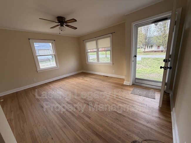 Building Photo - 218 Spring St