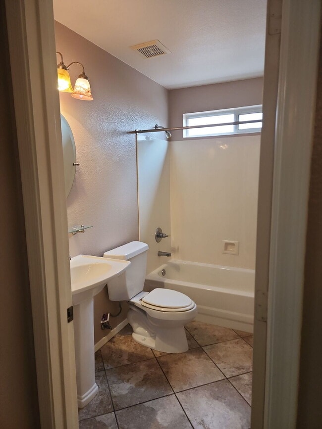 Building Photo - "Spacious 4-Bedroom Glendale Gem with Granite Elegance - 2018 Sq Ft of Comfort!"
