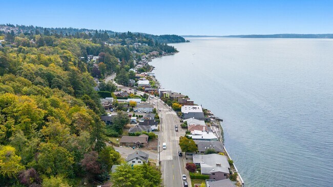 Building Photo - 5306 Beach Dr SW