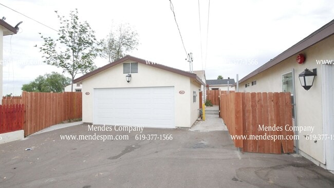 Primary Photo - 1735 E 10th St