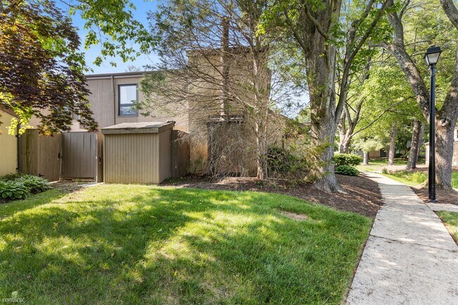 Building Photo - 3 br, 1.5 bath Townhome - 11247 Snowflake ...