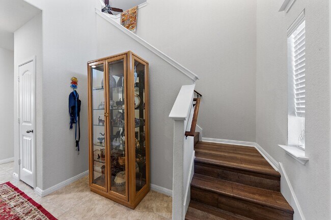 Building Photo - Spacious 5-Bedroom Home with Granite Count...