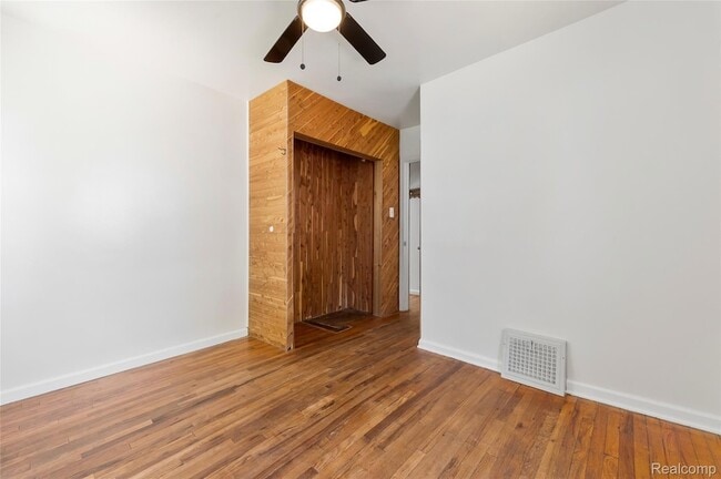 Building Photo - 15450 Lola Dr