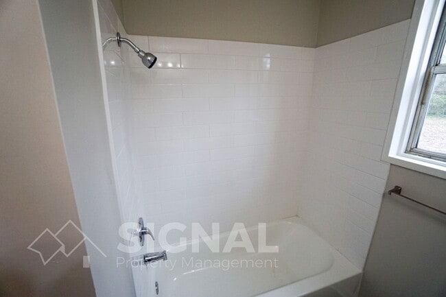 Building Photo - 712 Robison Dr